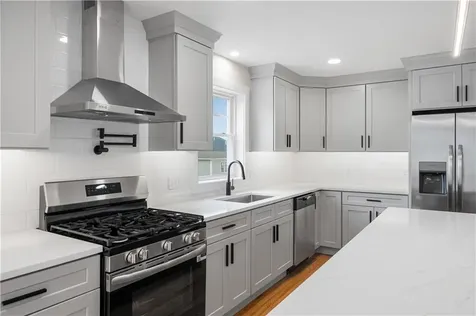 89 Street Agnes Avenue Woonsocket RI 02895