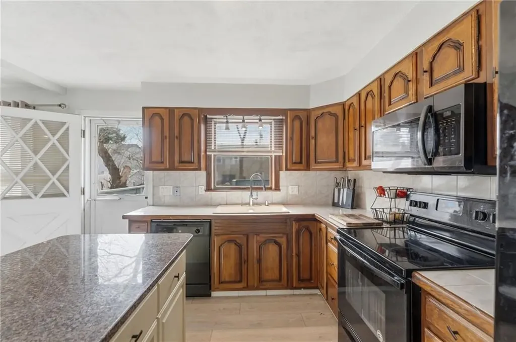 84 North View Avenue Cranston RI 02920