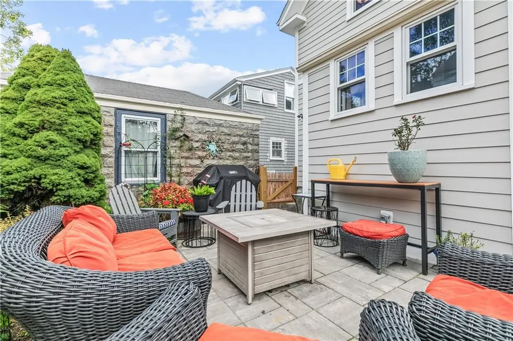 75 Roseneath Avenue Newport RI 02840