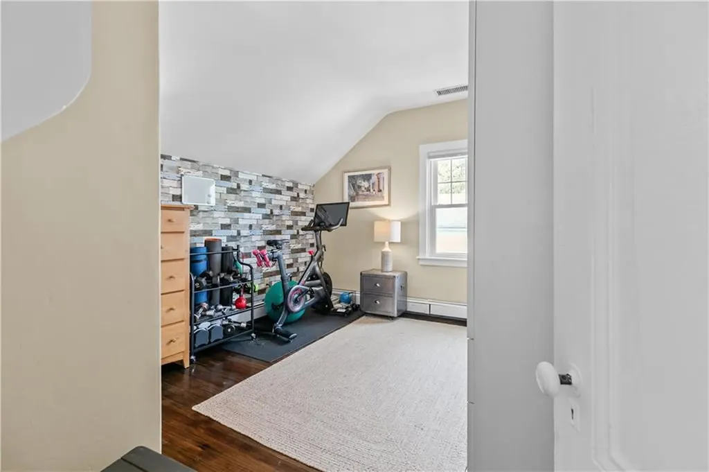 75 Roseneath Avenue Newport RI 02840