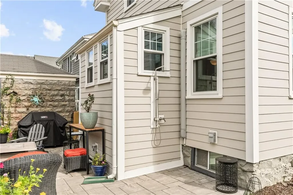 75 Roseneath Avenue Newport RI 02840