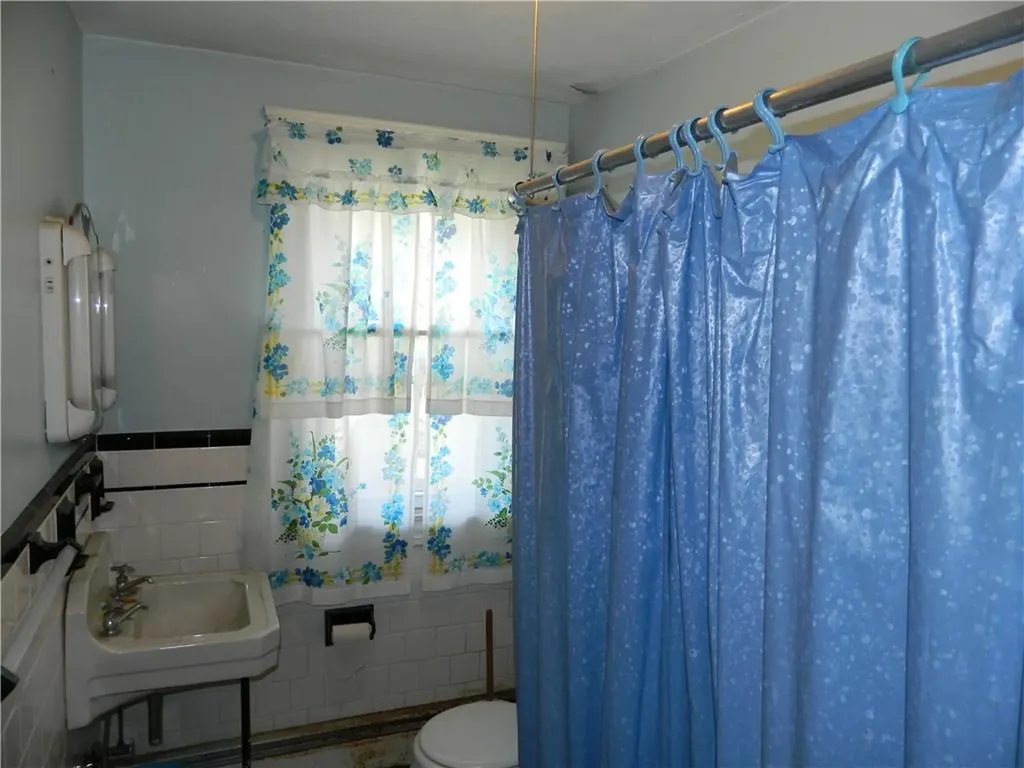 182 Simmonsville Avenue Johnston RI 02919