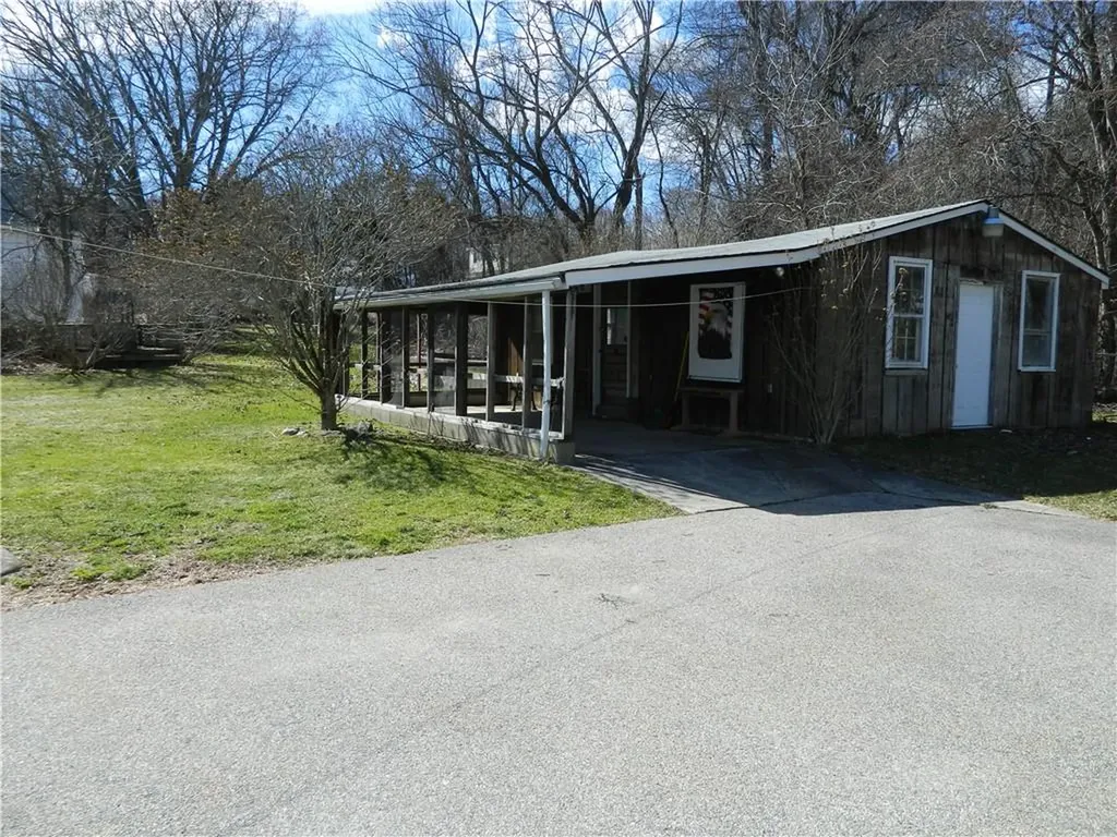 182 Simmonsville Avenue Johnston RI 02919