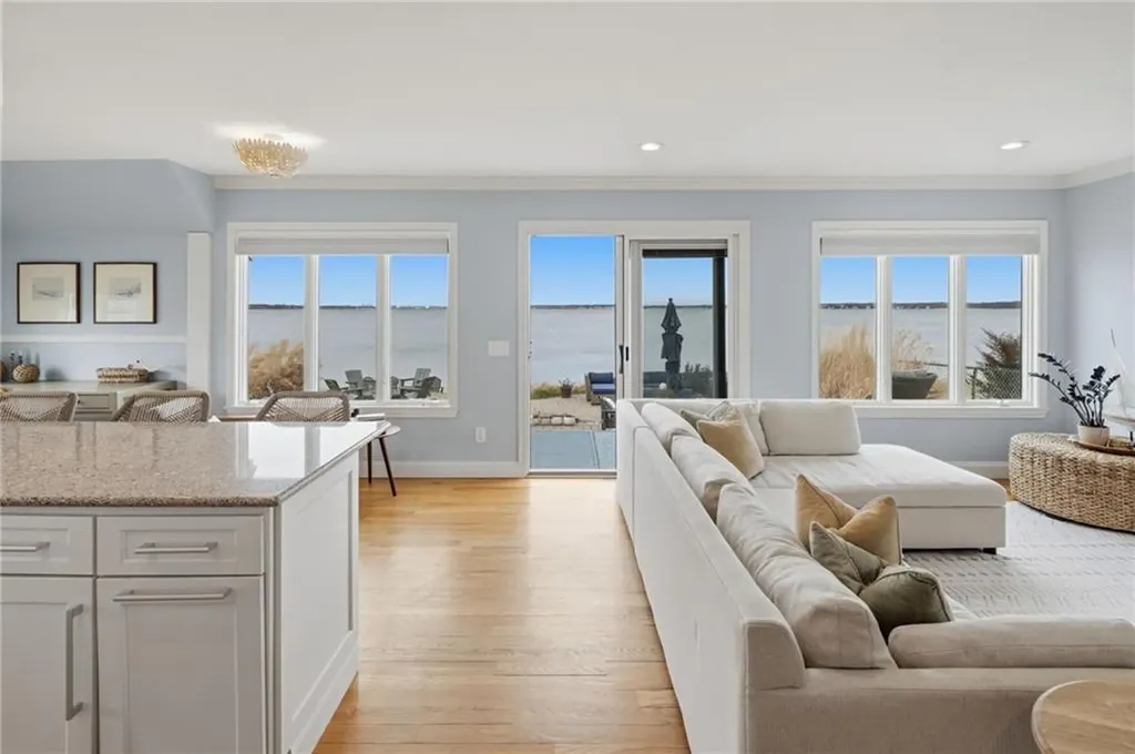 360 Shawomet Avenue Warwick RI 02889
