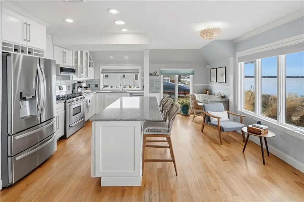 360 Shawomet Avenue Warwick RI 02889