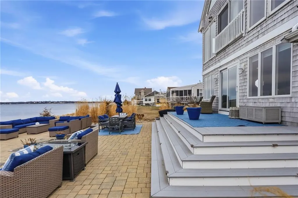 360 Shawomet Avenue Warwick RI 02889
