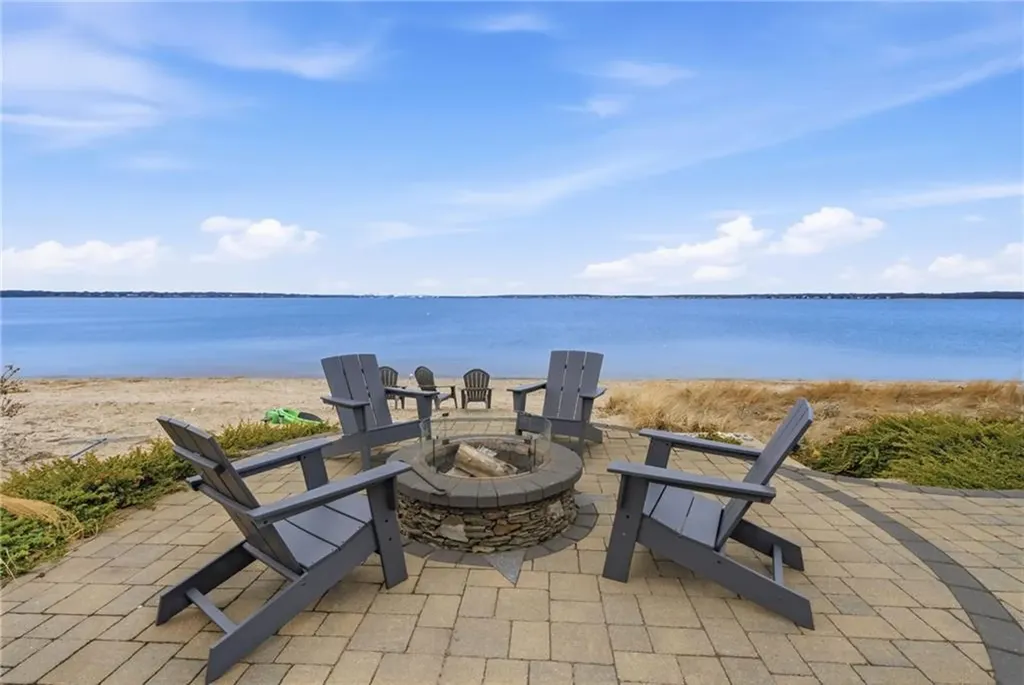 360 Shawomet Avenue Warwick RI 02889