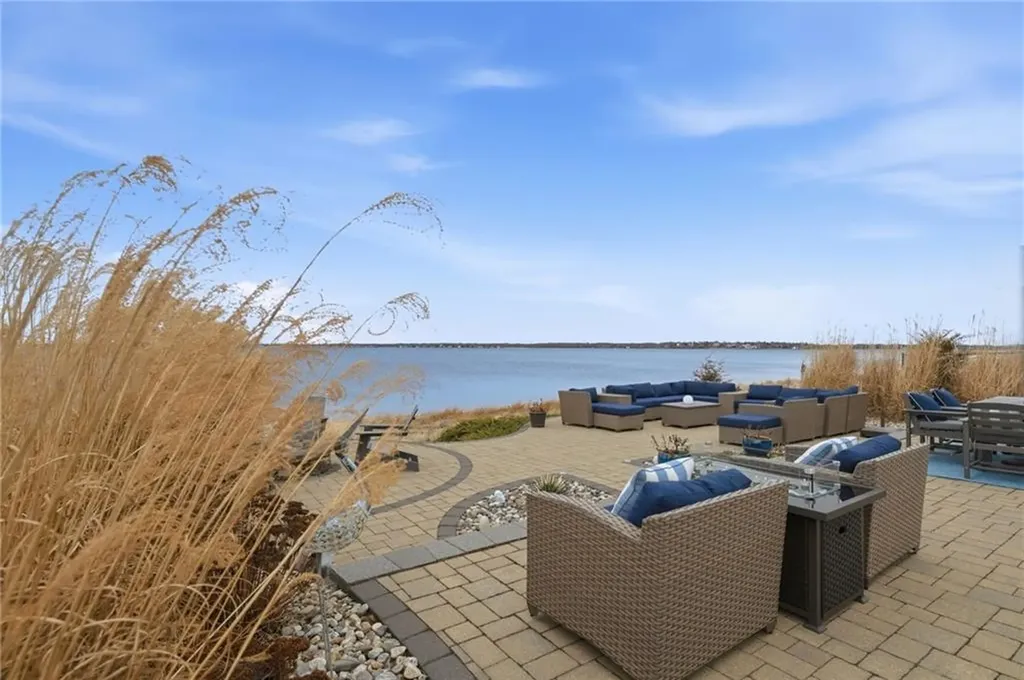 360 Shawomet Avenue Warwick RI 02889