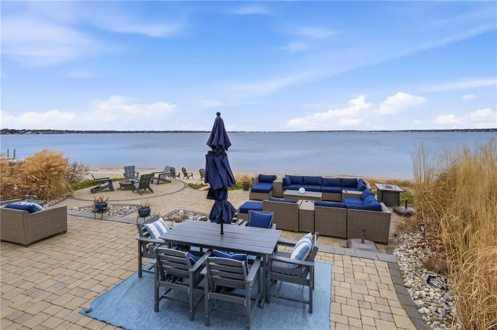 360 Shawomet Avenue Warwick RI 02889
