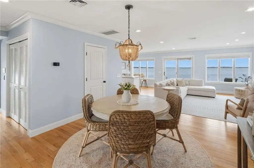 360 Shawomet Avenue Warwick RI 02889