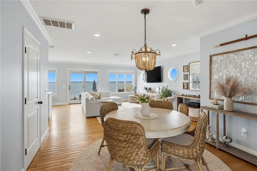 360 Shawomet Avenue Warwick RI 02889