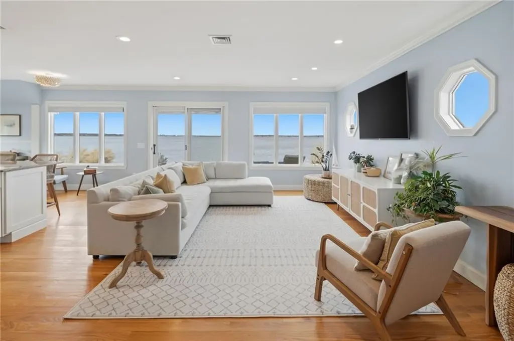 360 Shawomet Avenue Warwick RI 02889