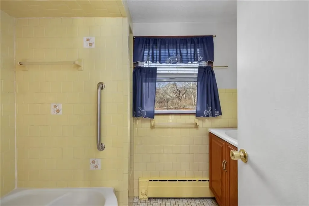 61 High View Drive Cranston RI 02921