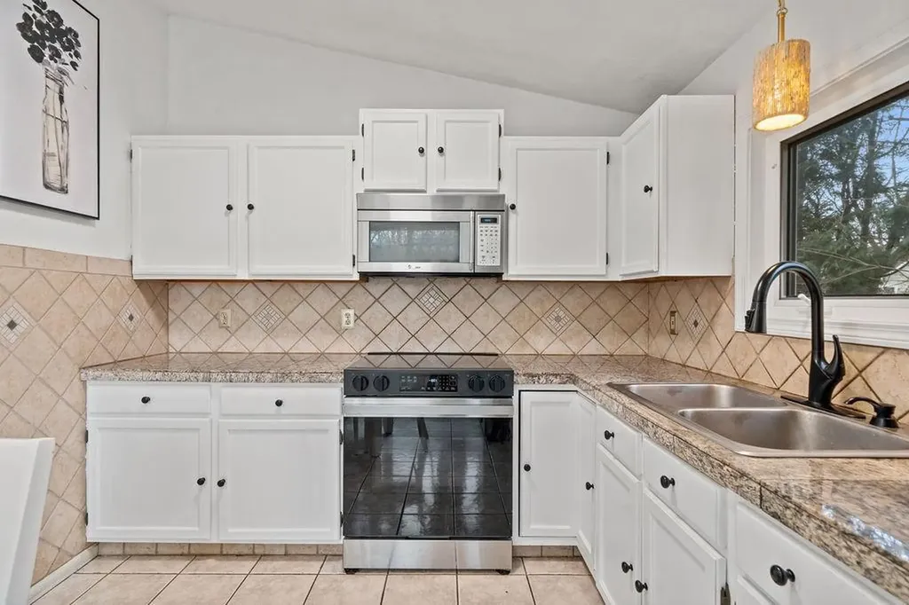6 Tennyson Road Warwick RI 02888