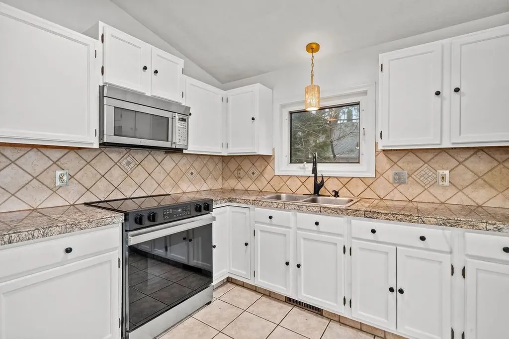 6 Tennyson Road Warwick RI 02888
