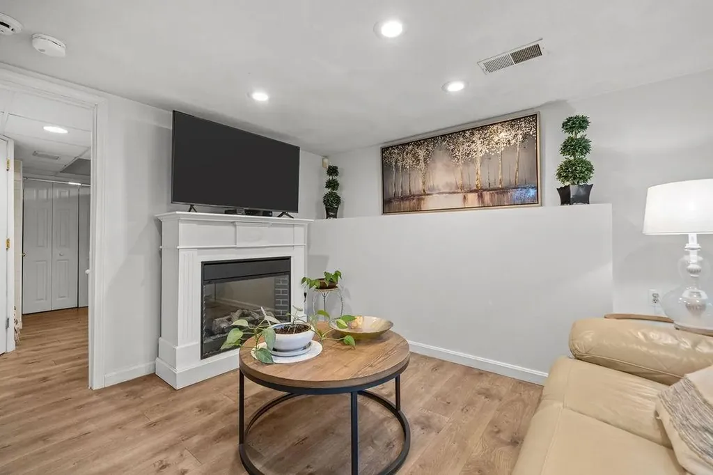 6 Tennyson Road Warwick RI 02888