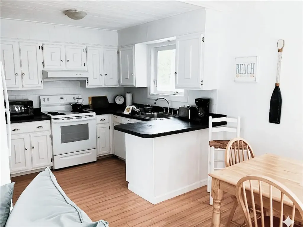 10 Burbank Avenue Narragansett RI 02882