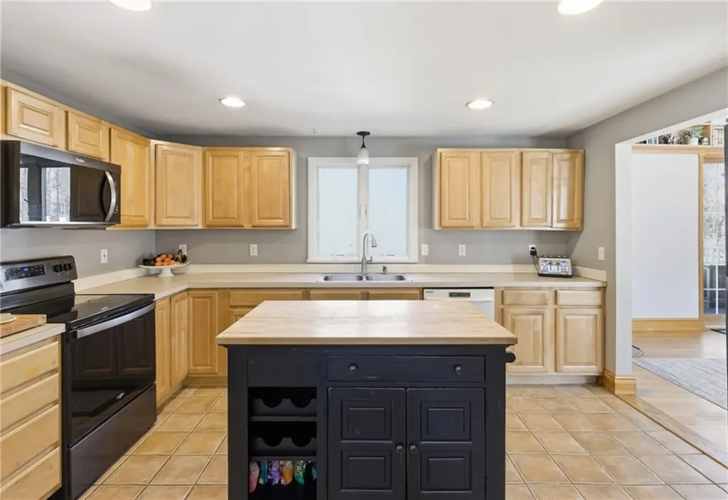 404 South Christopher Avenue Tiverton RI 02878