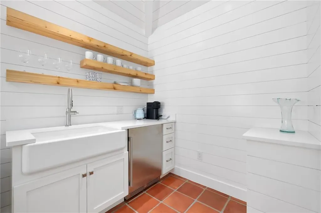 89 Gibbs Avenue Newport RI 02840