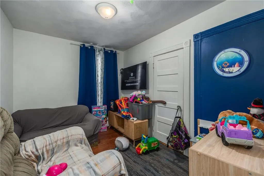 12 Louisburg Place Providence RI 02909