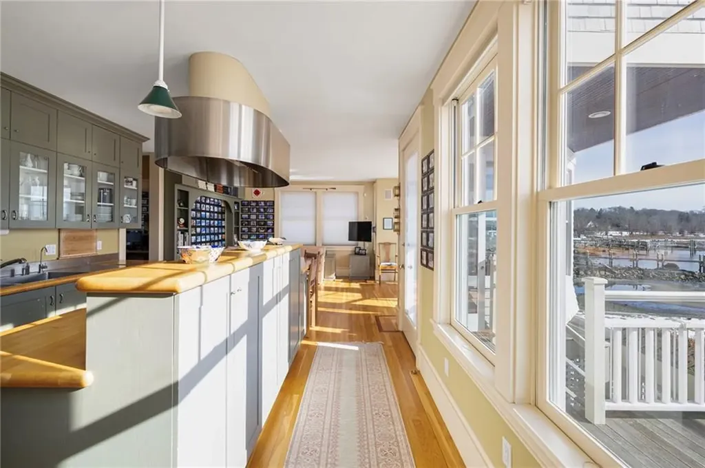 9 Hope Street Bristol RI 02809