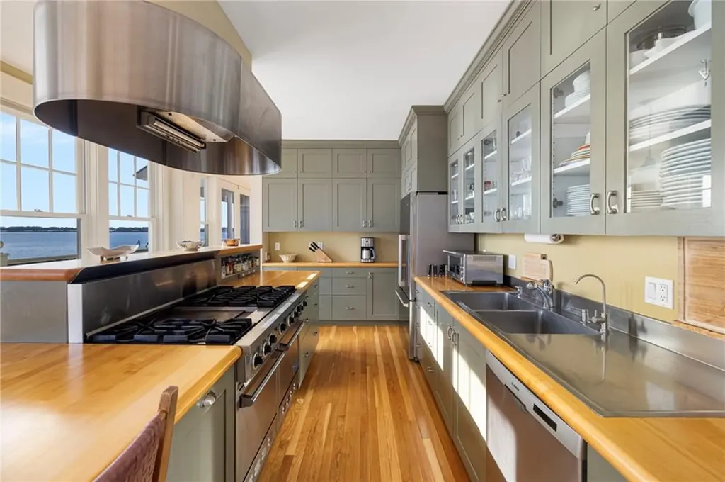 9 Hope Street Bristol RI 02809