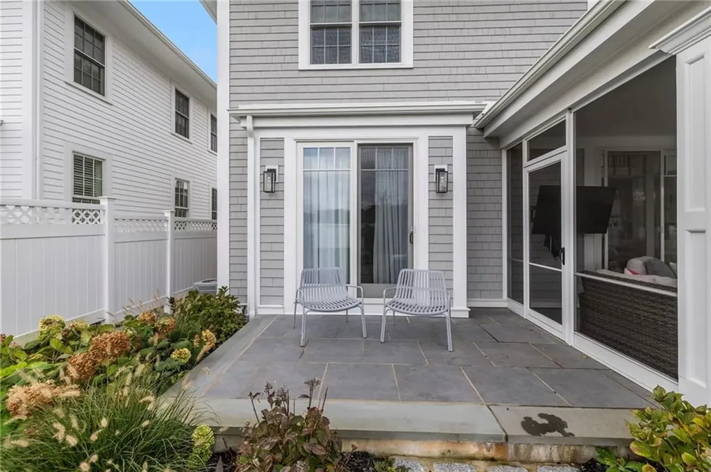 33 Carnegie Abbey Lane Portsmouth RI 02871