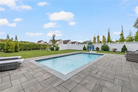 33 Carnegie Abbey Lane Portsmouth RI 02871