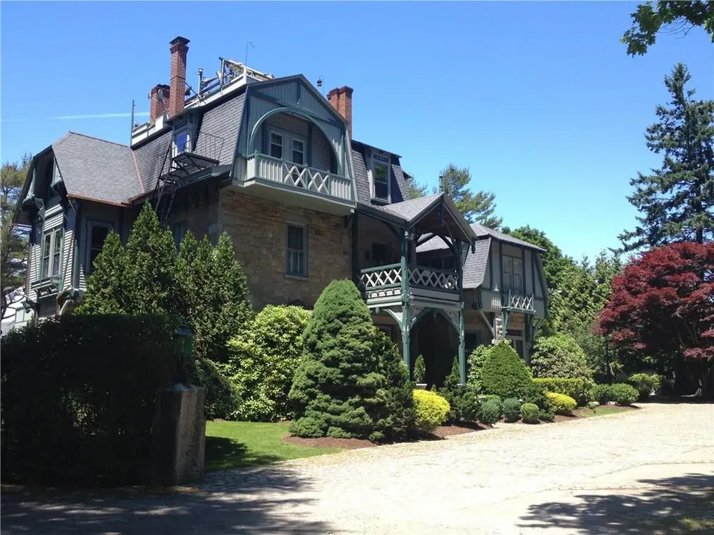 6 Howe Avenue Newport RI 02840