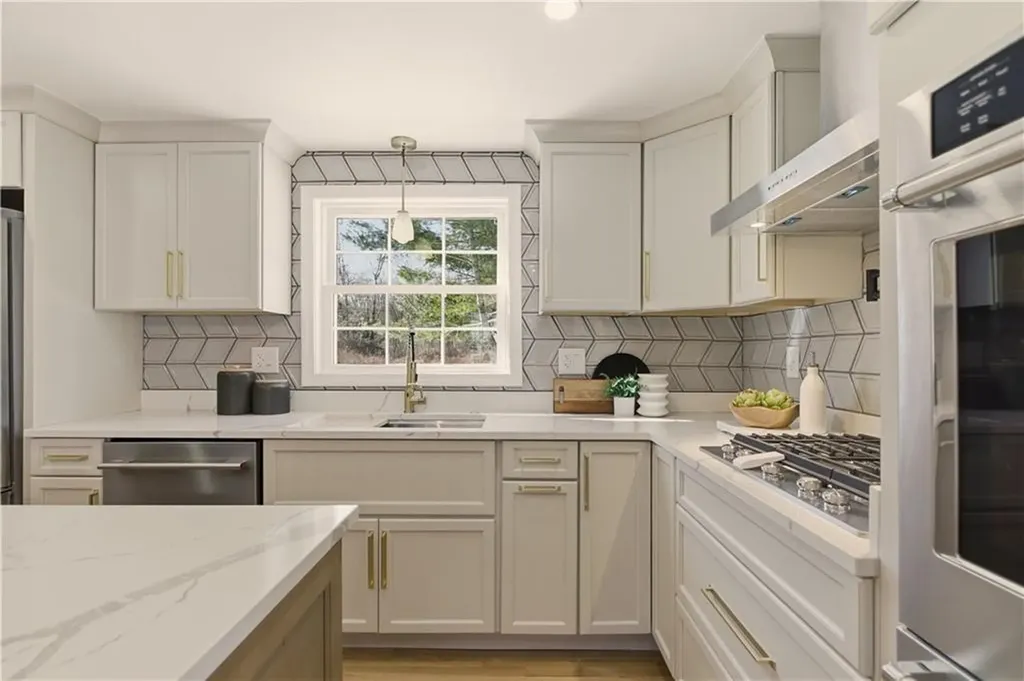 26 Tiffany Circle Barrington RI 02806