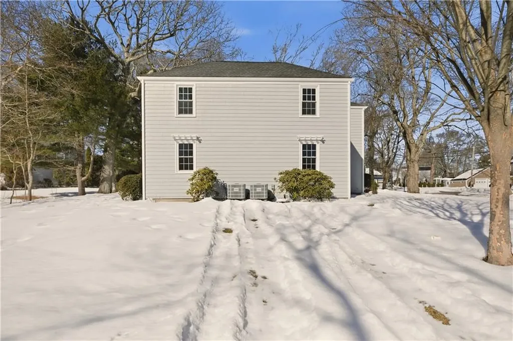 26 Tiffany Circle Barrington RI 02806