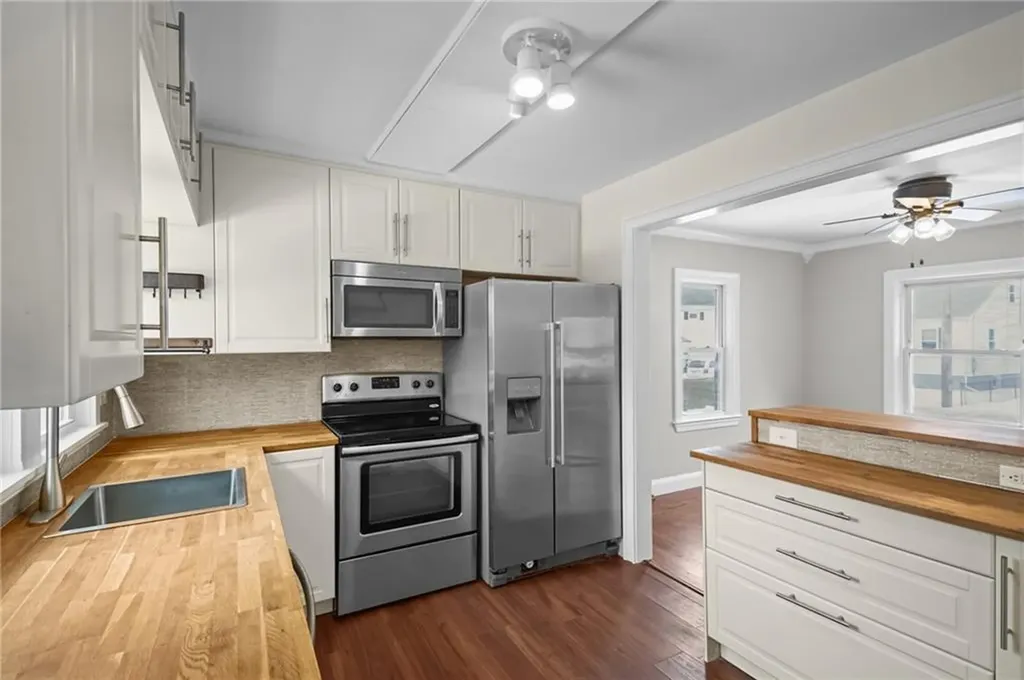 23 Livingston Place Middletown RI 02842