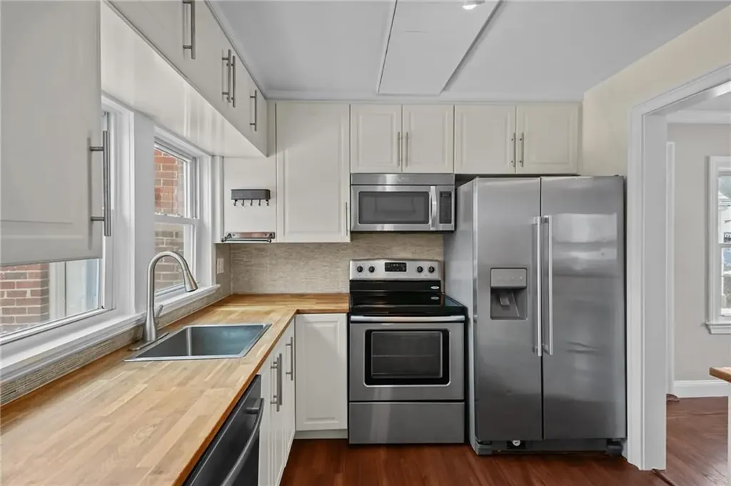 23 Livingston Place Middletown RI 02842