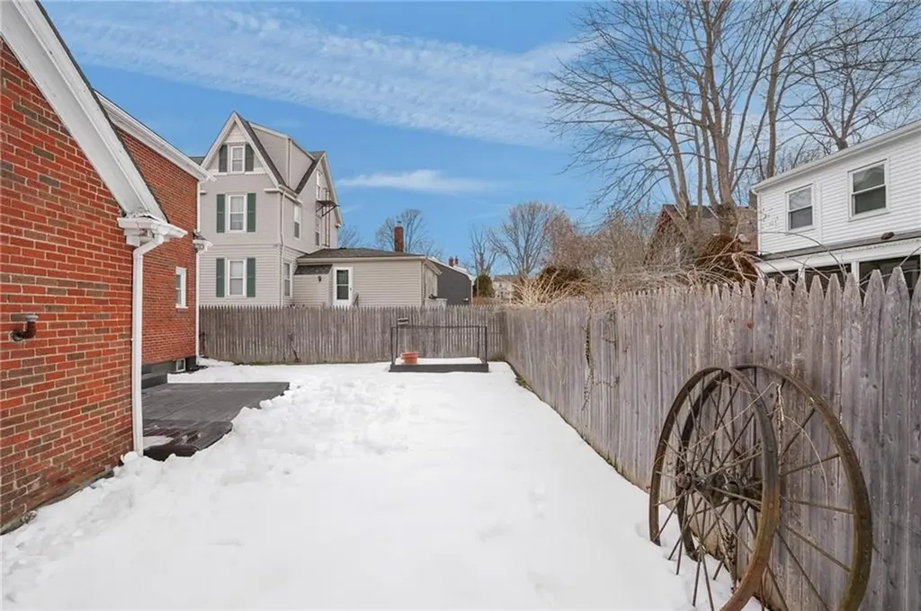 23 Livingston Place Middletown RI 02842