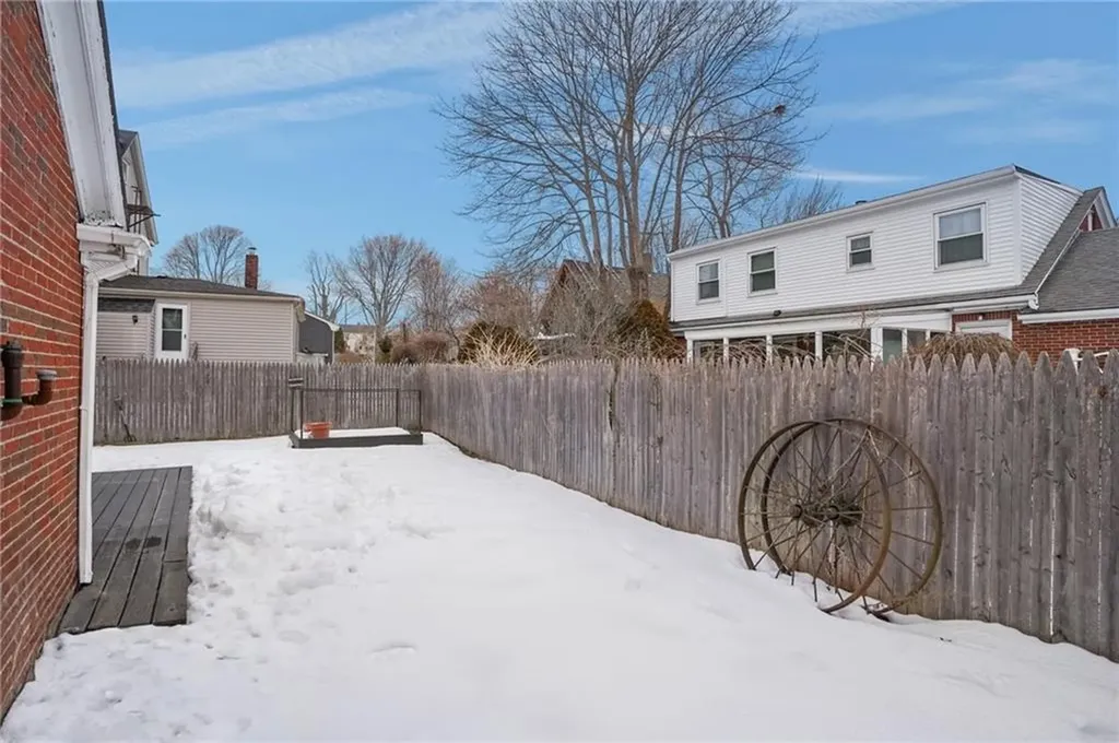 23 Livingston Place Middletown RI 02842