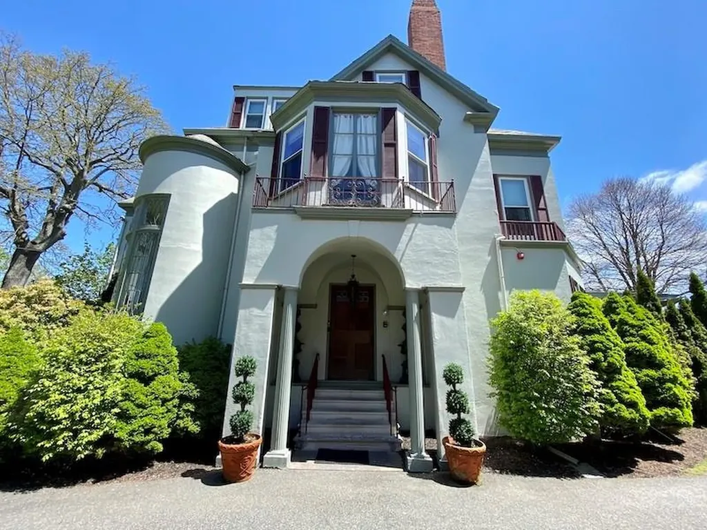 96 Rhode Island Avenue Newport RI 02840