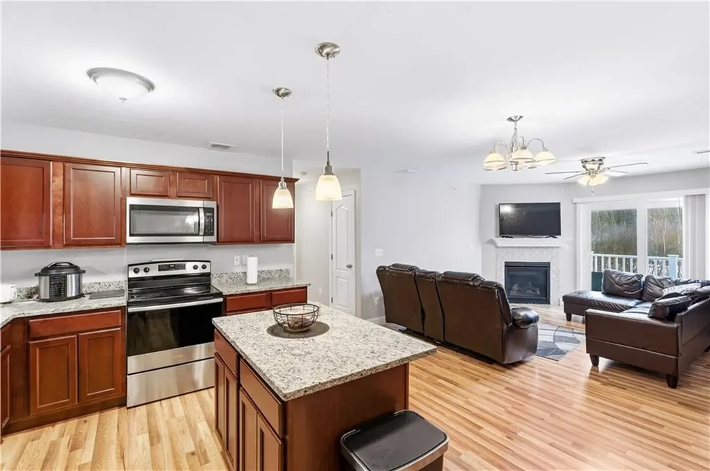 9 Gray Coach Lane Cranston RI 02921