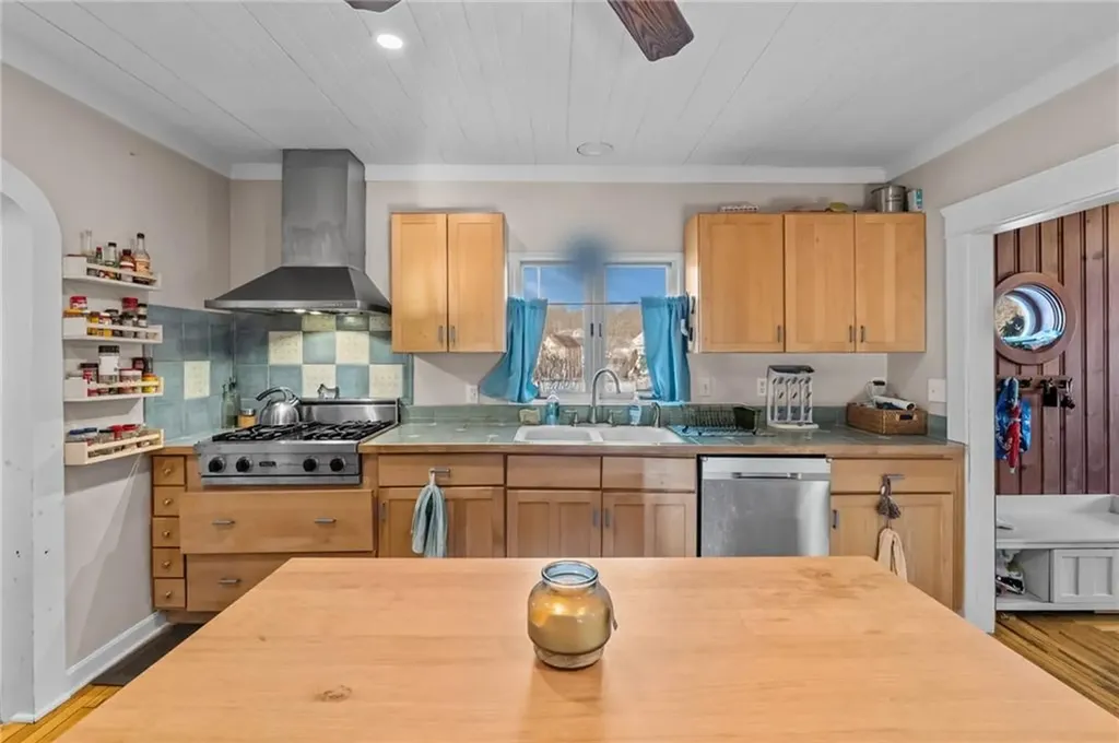 87 Kermit Street Woonsocket RI 02895