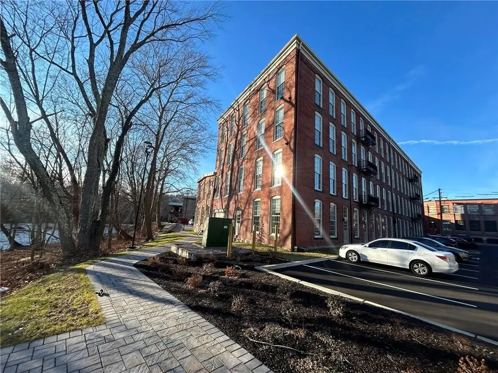 5 Island Place Woonsocket RI 02895