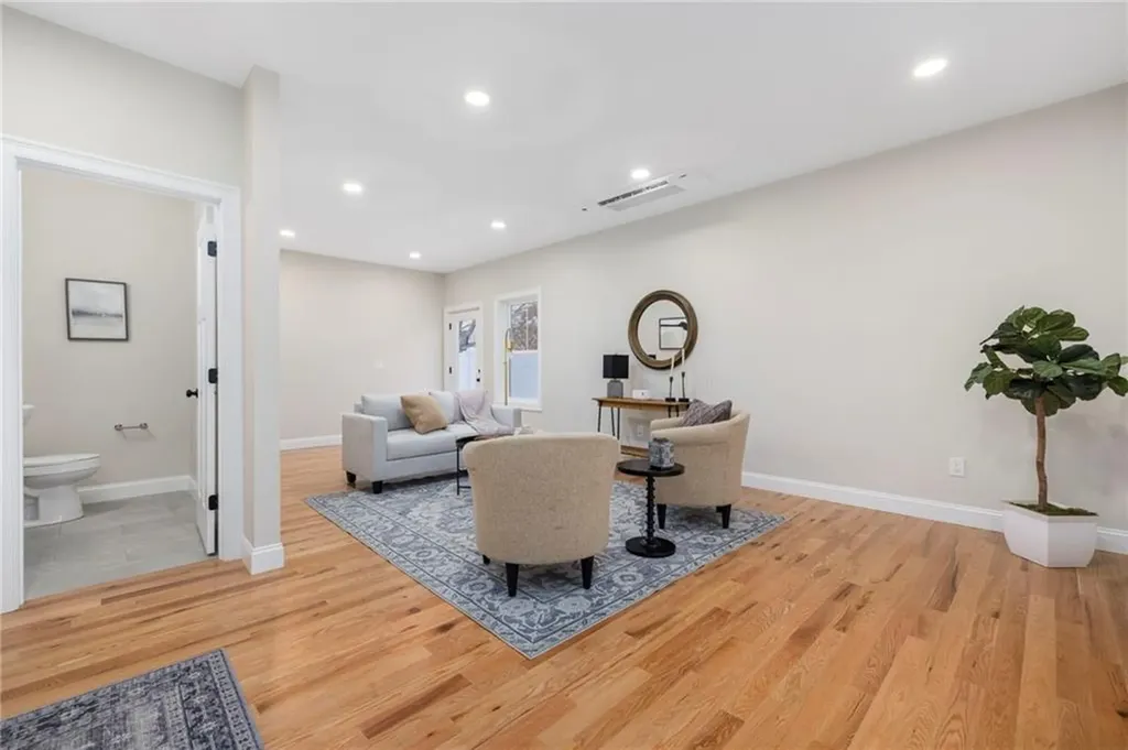 2907 Post Road Warwick RI 02886