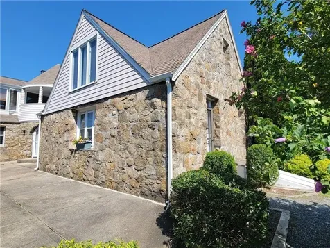 152 Tuckerman Avenue Middletown RI 02842