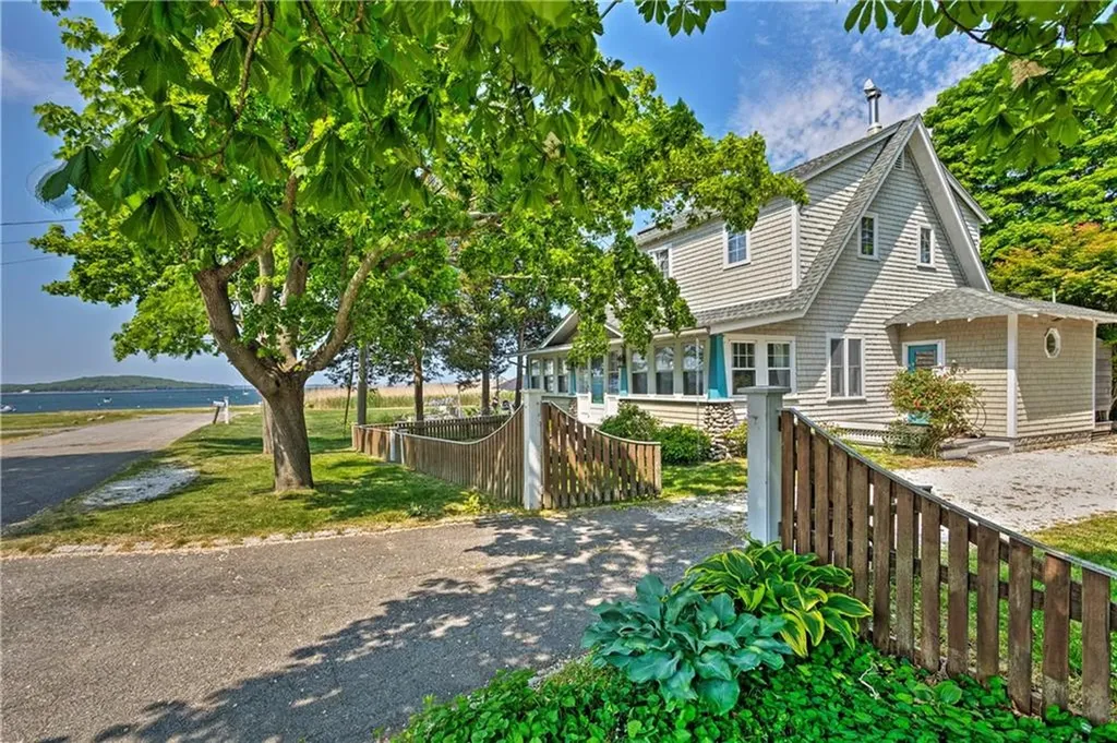 129 Dighton Avenue Portsmouth RI 02871