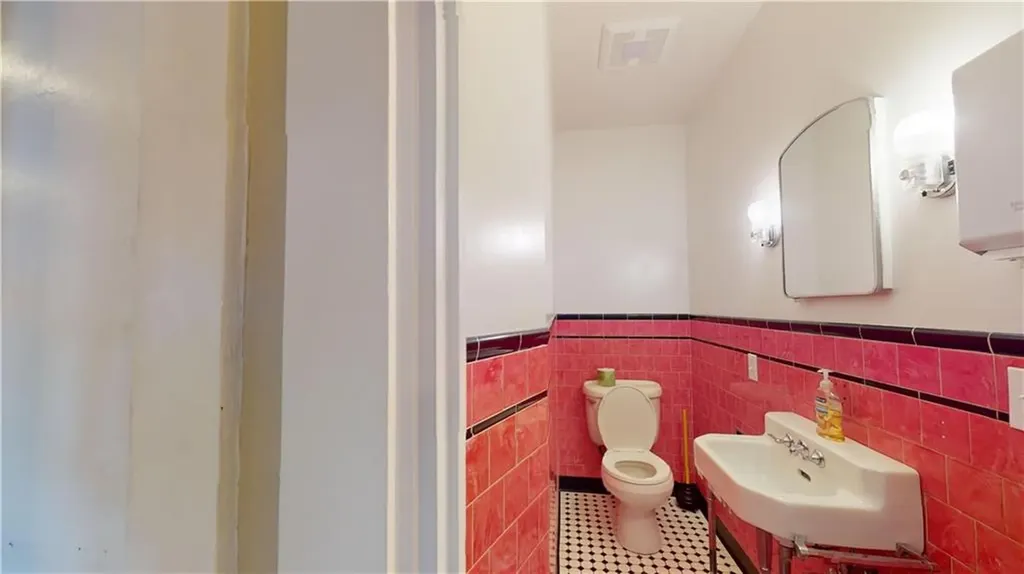 460 470 East Main Road Middletown RI 02842