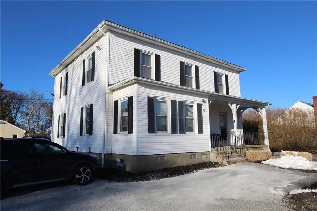 460 470 East Main Road Middletown RI 02842
