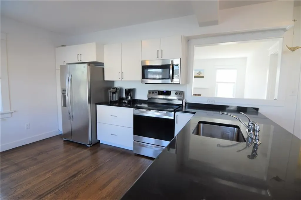 460 470 East Main Road Middletown RI 02842