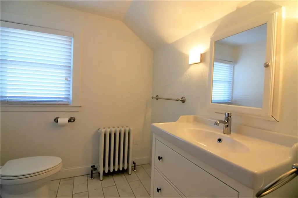 460 470 East Main Road Middletown RI 02842