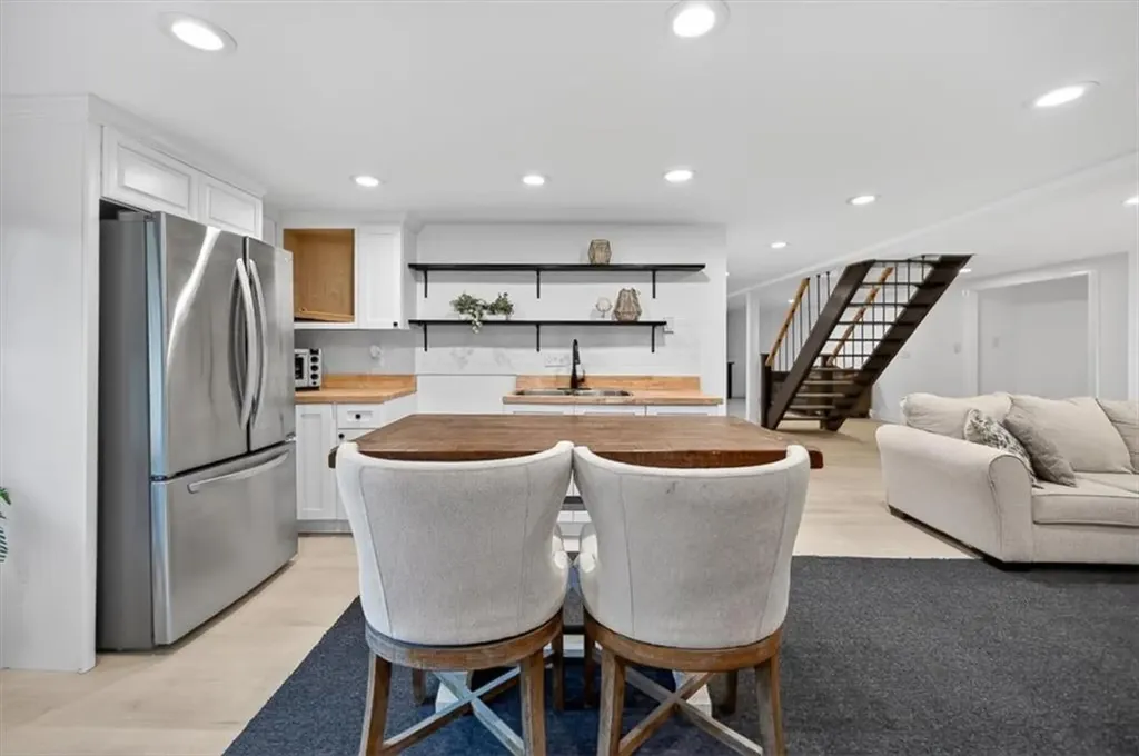 3 Set-n-sun Drive Scituate RI 02831