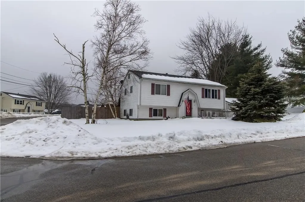 2 Kings Forest Lane West Warwick RI 02893