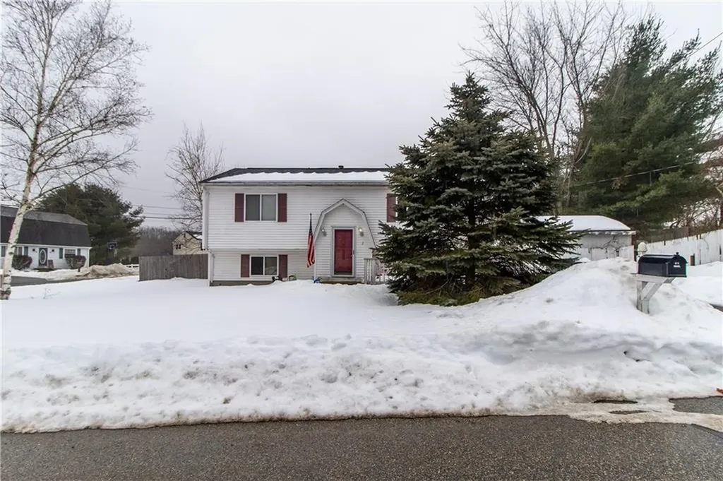 2 Kings Forest Lane West Warwick RI 02893