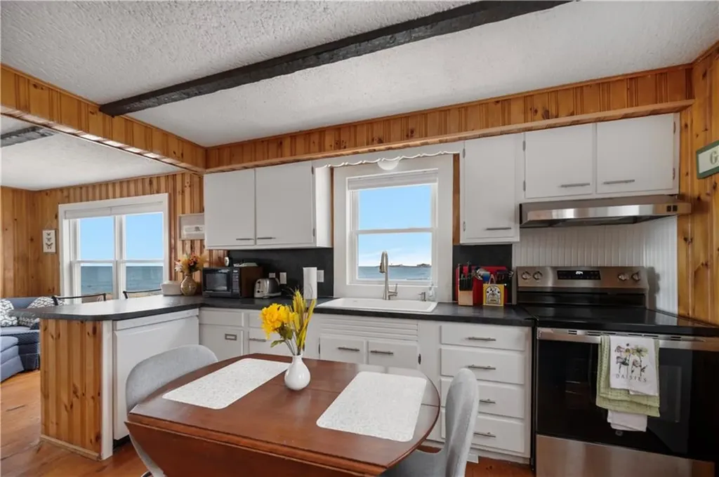 28 Glenwood Avenue Narragansett RI 02882